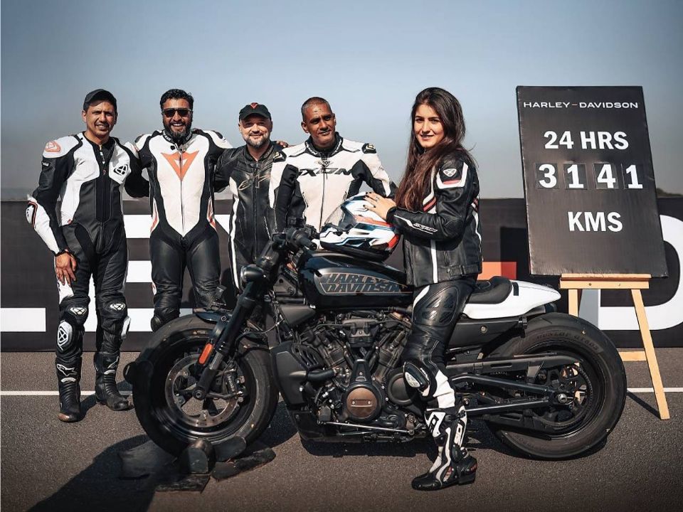 Pilotos responsveis por quebrar o recorde com a Harley-Davidson Sportster S na ndia