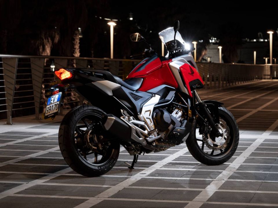 Honda NC 750X 2022 com luzes acessas