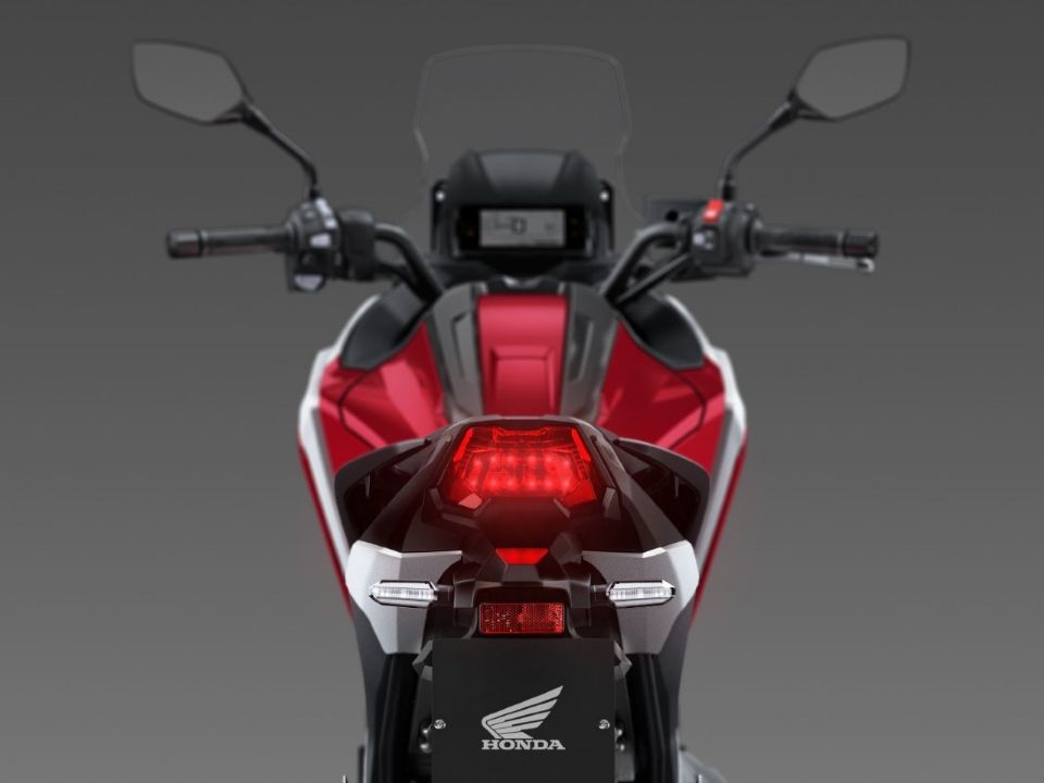 Visão traseira da Honda NC 750X 2022