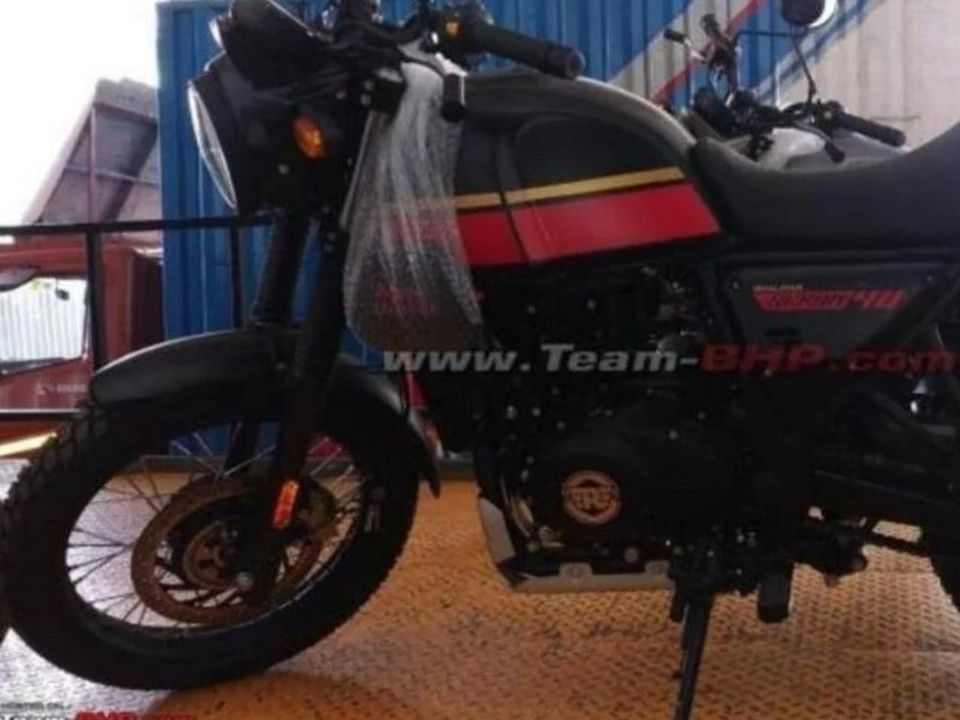 Royal Enfield Scram 411 é flagrada em loja na Índia