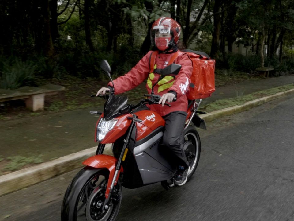 IFood diz que moto elétrica da brasileira Voltz pode reduzir em 70 gasto dos entregadores