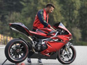 Moto MV Agusta rara feita em parceria com Lewis Hamilton  venda