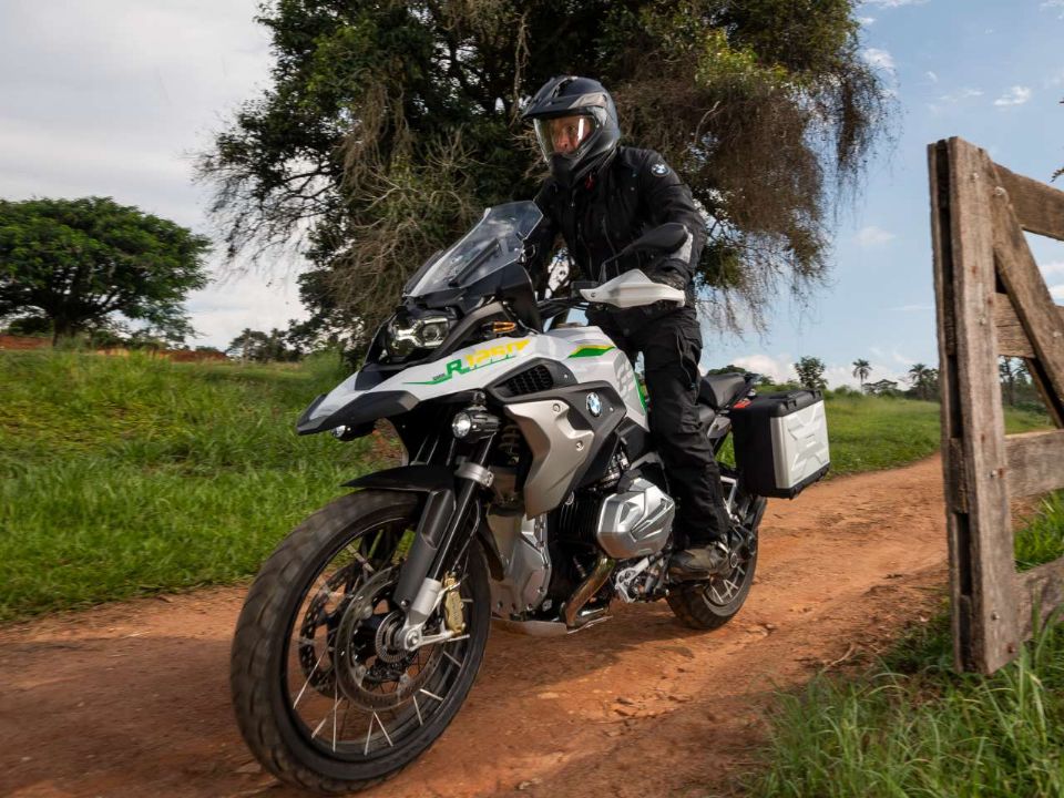 BMW R 1250 GS edição especial tem cores verde e amarelo em detalhes