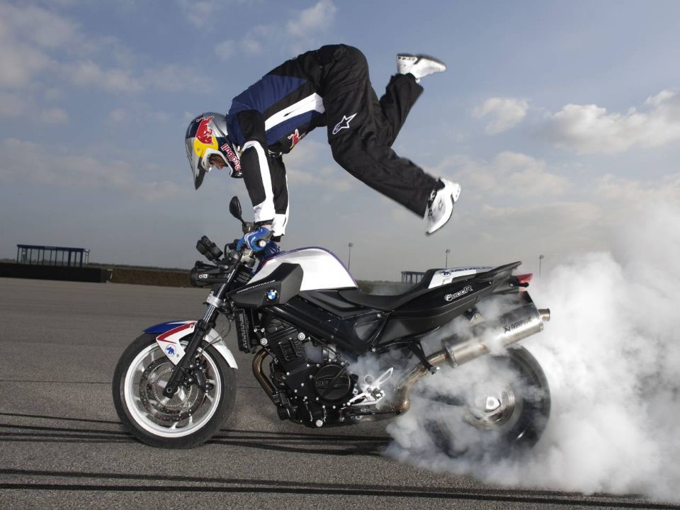 Chris Pfeiffer em manobra com uma BMW F 800 R, em 2009