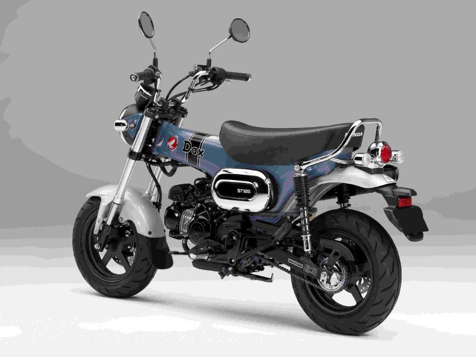 Honda Dax 125 2023 em imagem da traseira