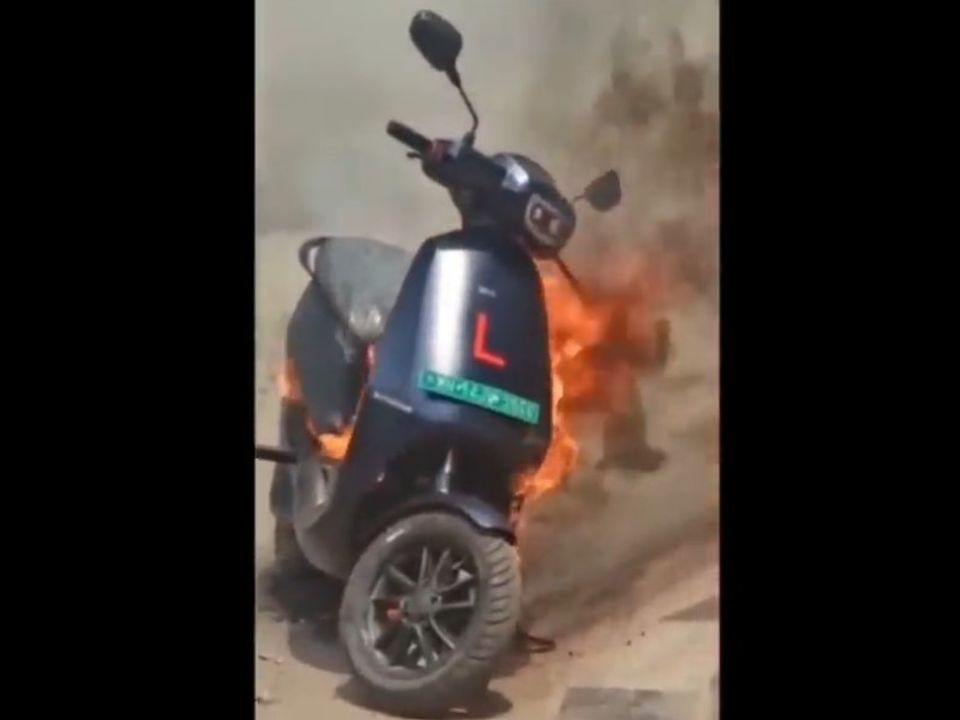 Ola investiga fogo em scooter eltrico