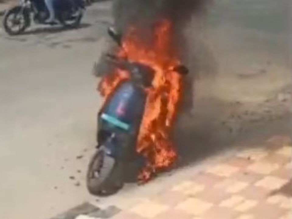 Scooter eltrico Ola pega fogo na ndia