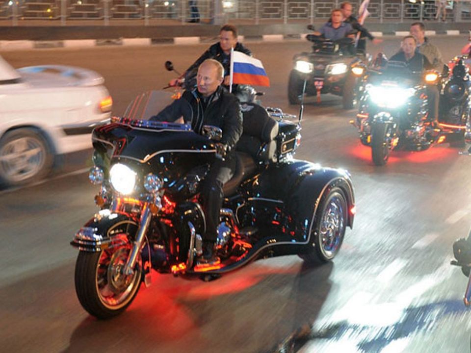 Imagem de arquivo mostra o que seria Vladimir Putin em um passeio com um trike Harley-Davidson