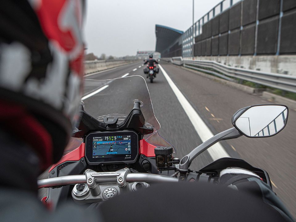 Detalhe da Multistrada V4 S com o ACC em uso