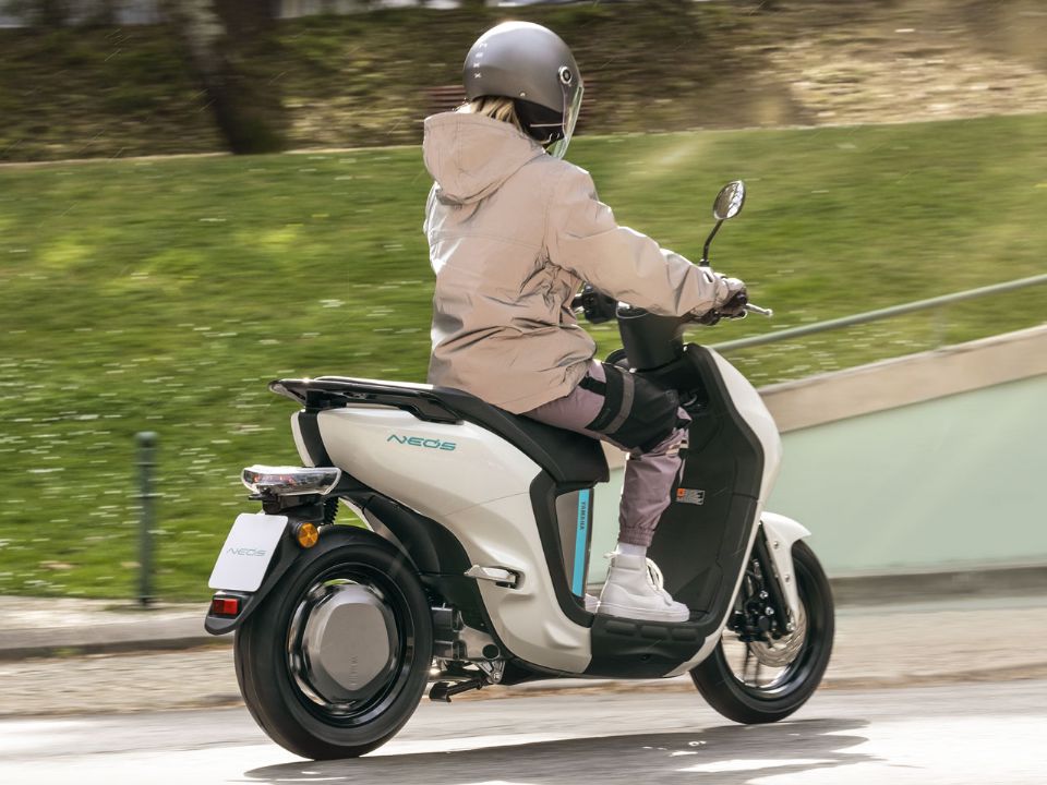 Yamaha Neo-s 2022 - 3/4 traseira