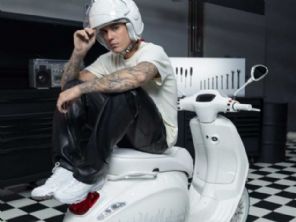 Justin Bieber assina visual de nova scooter icônica: 'eu amo a Vespa'