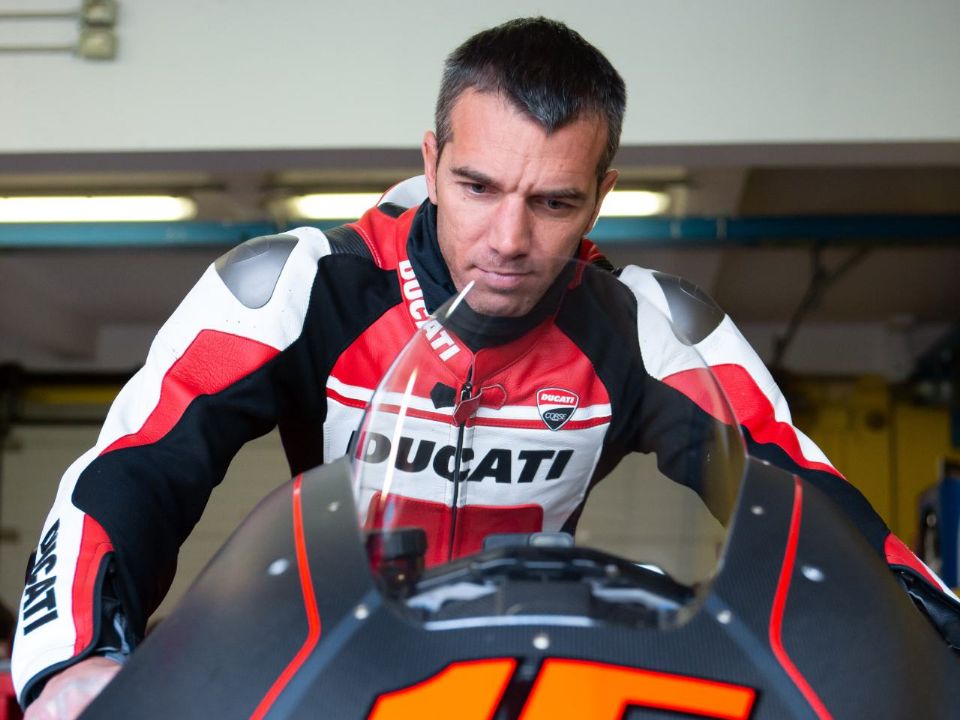 Alex De Angelis no comando da Ducati V21L elétrica