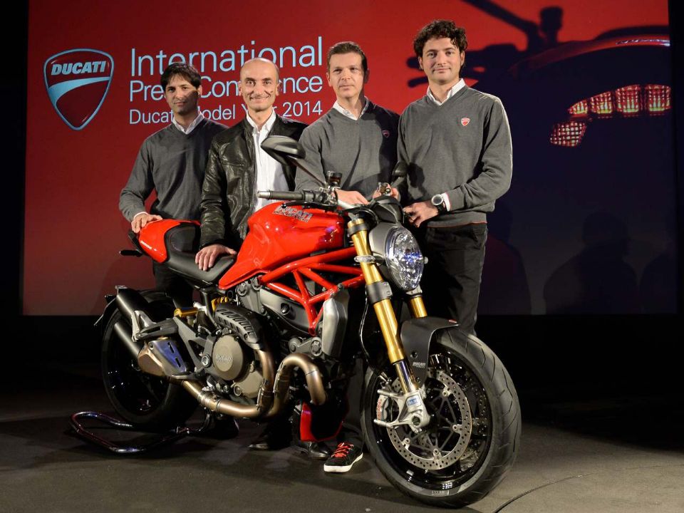 Giulio Malagoli (a direita) na apresentação da Ducati Monster 1200 no Salão de Milão (EICMA 2013)