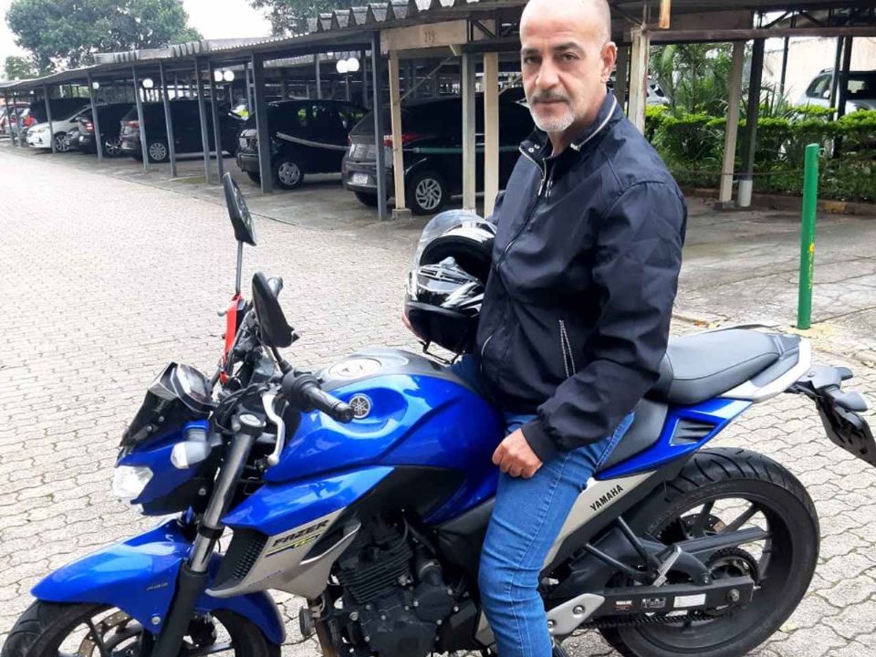 O administrador Marcos Bueno, de 57 anos, deixa o carro em casa e vai de moto ao trabalho para economizar combustível