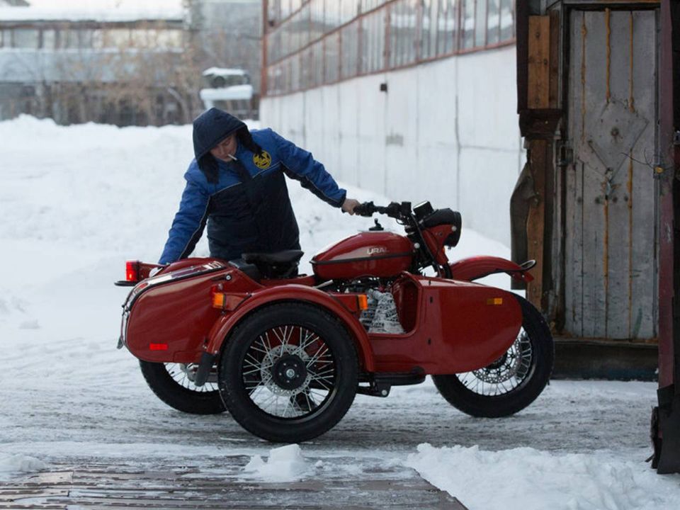 Funcionário manobra moto Ural em Irbit, na Rússia