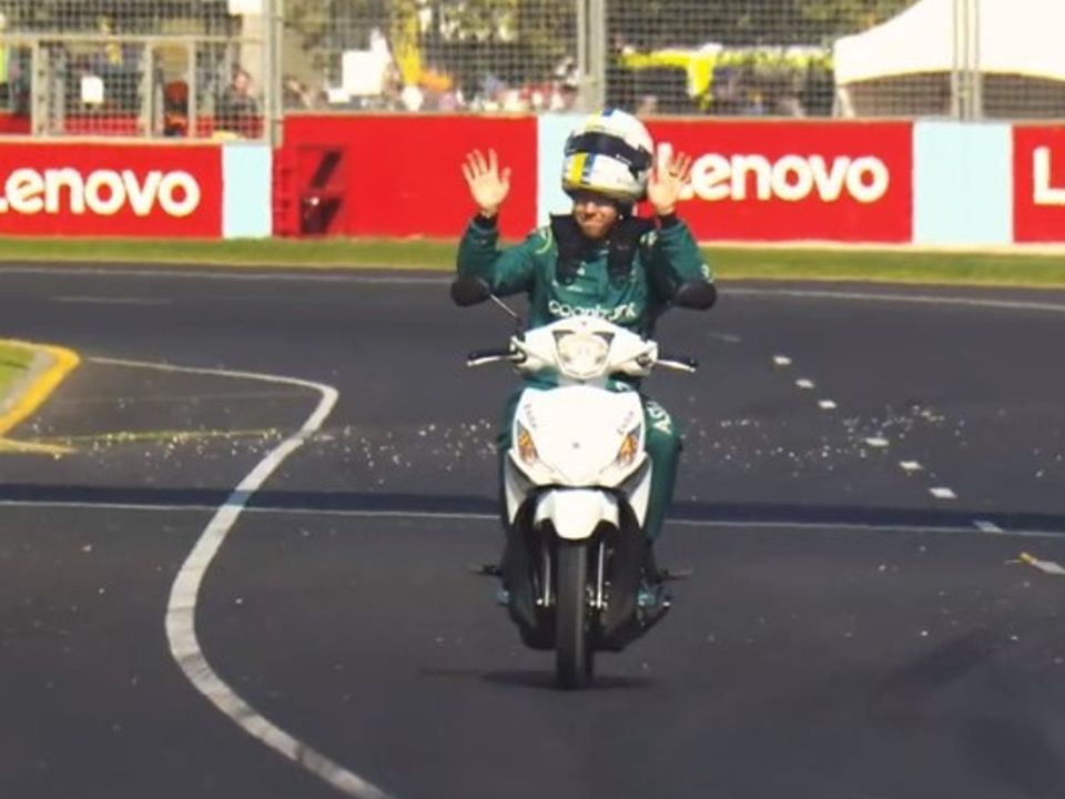 Sebastien Vettel anda de scooter no GP da Austrlia