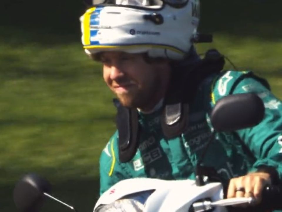 Vettel leva multa ao andar de moto
