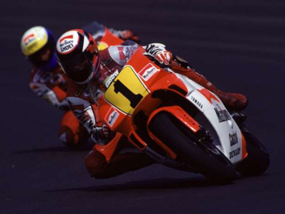 Wayne Rainey pilotando sua Yamaha 500 na década de 1990