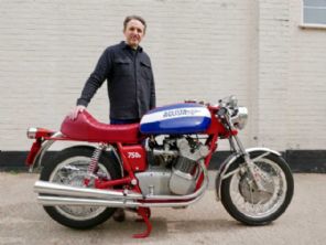 Rara moto MV Agusta de 1974 é vendida por R$ 300 mil para ajudar vítimas da Guerra na Ucrânia