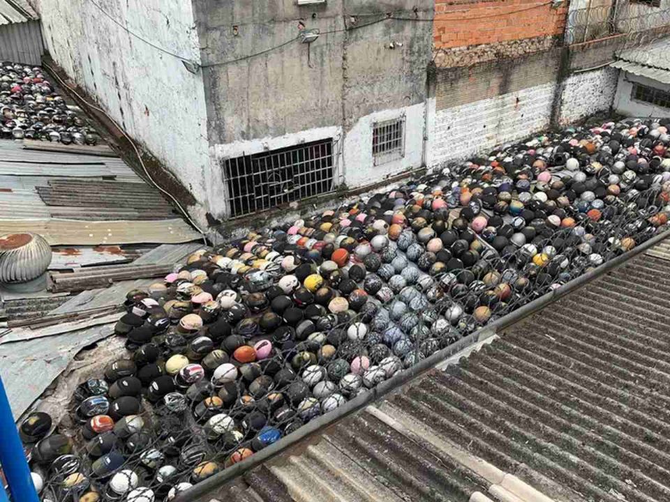 Milhares de capacetes de origem indefinida são encontrados em teto de loja em SP