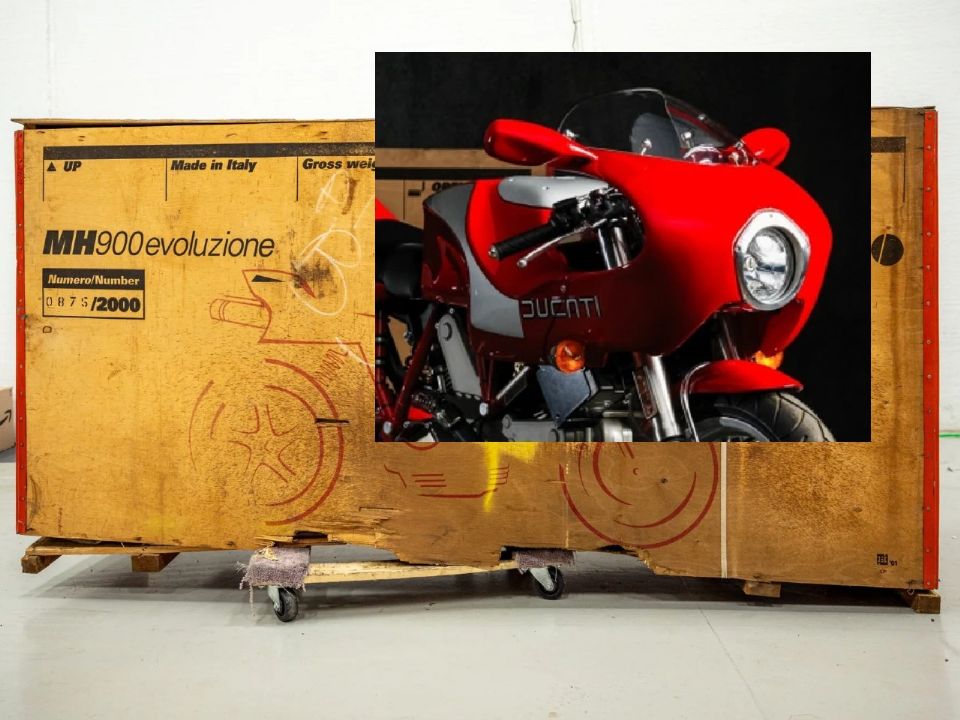 Ducati MH900e ainda na caixa