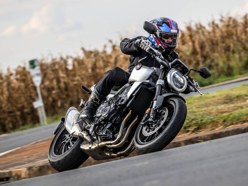 Honda CB 1000R 2022 na cor prata