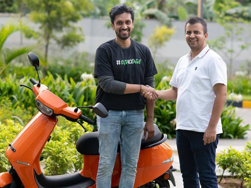 Karthik BR recebe nova scooter Ola do CEO da empresa, Bhavish Aggarwal