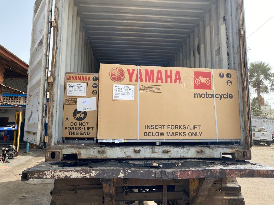 Unidades da Yamaha AG100 chegando na Gâmbia