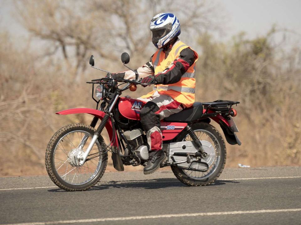 Yamaha AG100 utilizada pela Two Wheels for Life