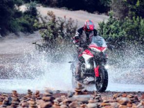 Como  pilotar a aventureira de luxo da Ducati que tem at 'aquecedor de buzanfa'