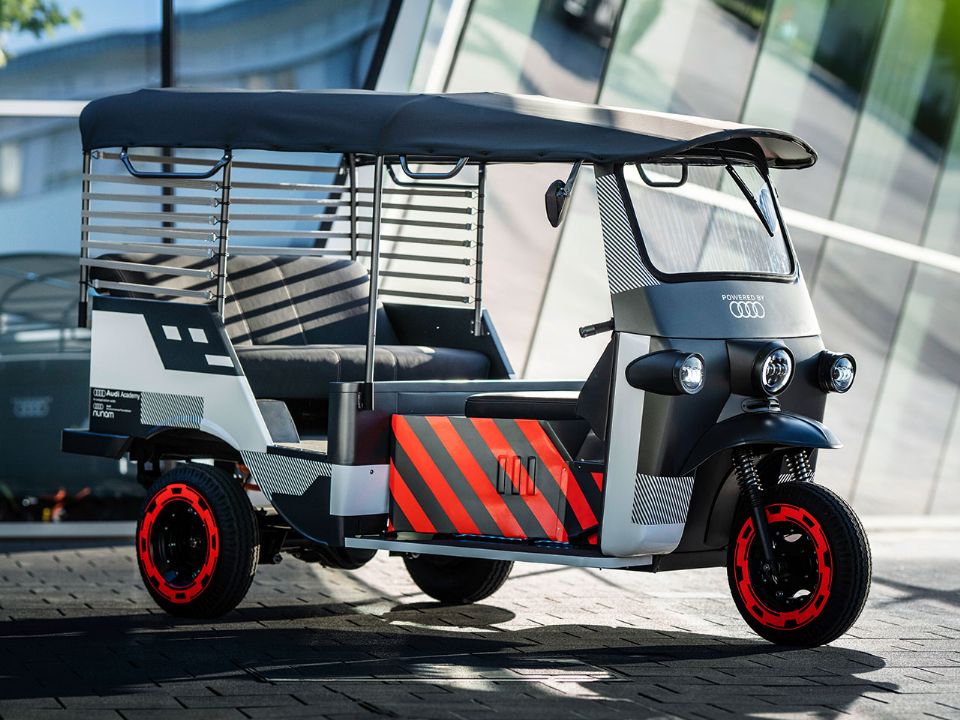 Tuk-tuk de luxo: acima o e-rickshaw desenvolvido por startup parceira da Audi