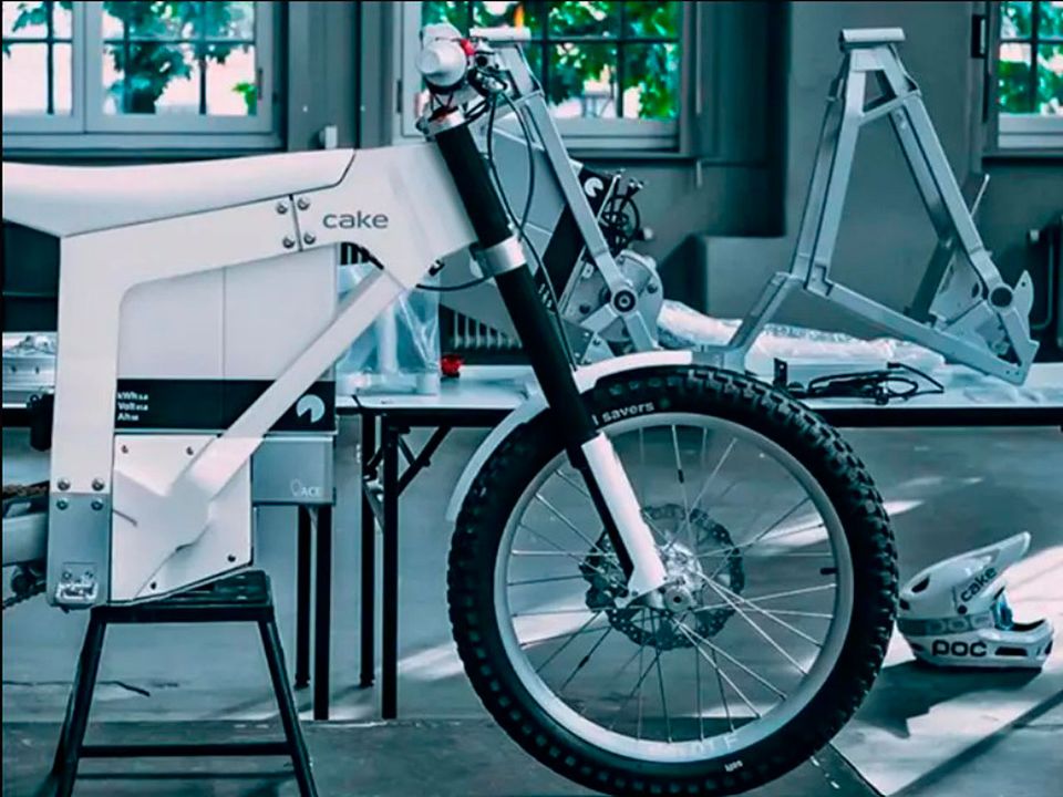 Sueca Cake inicia trabalho com a PaperShell para substituir o plástico em suas motos