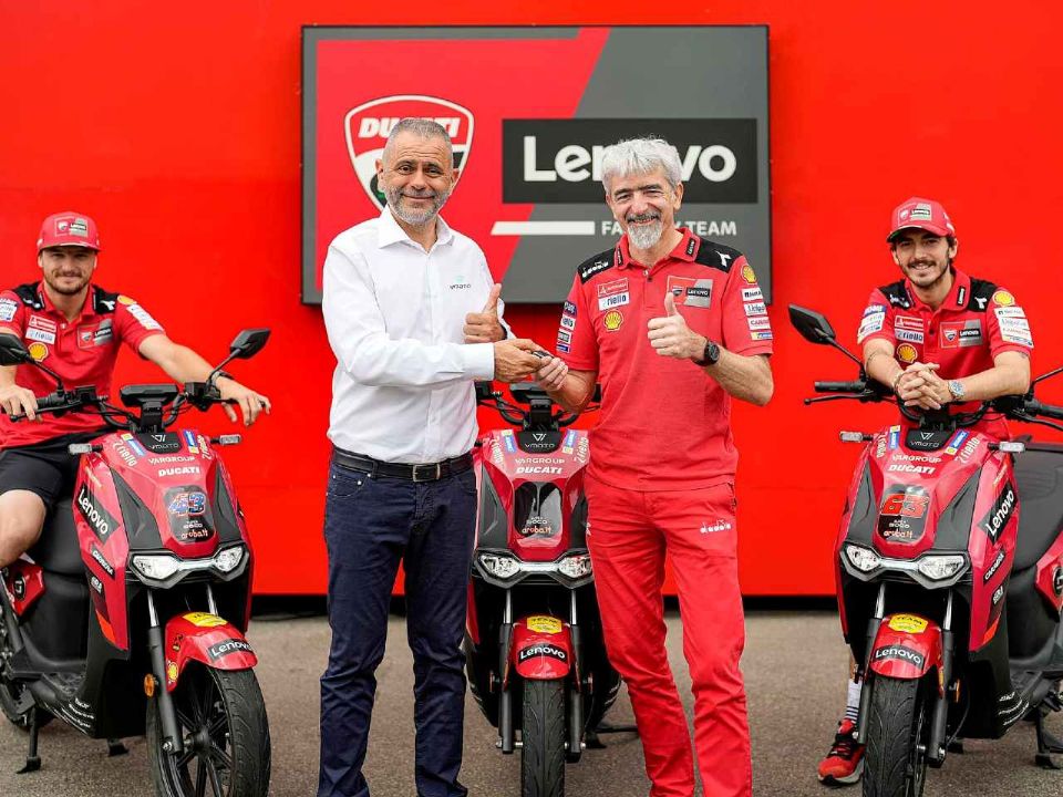 Equipe Ducati da MotoGP usa scooters elétricos Vmoto Super Soco CPX