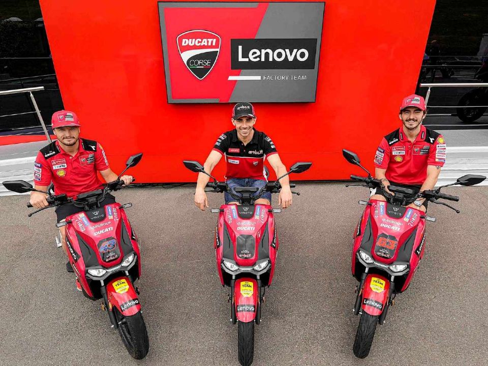 Pilotos Ducati de MotoGP com os scooters eltricos Super Soco CPX