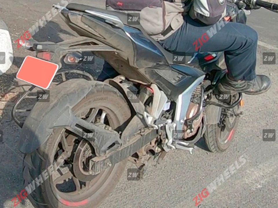 Provável Bajaj Pulsar N160 flagrada em testes na Índia