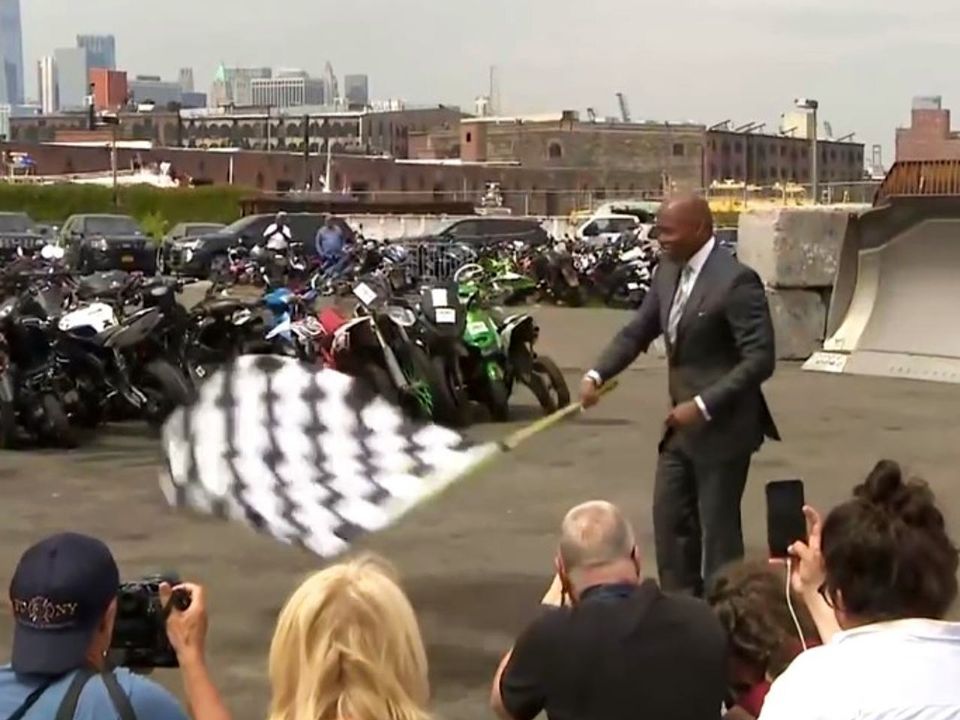 Prefeito de Nova York usou bandeira quadriculada para iniciar destruição das motos