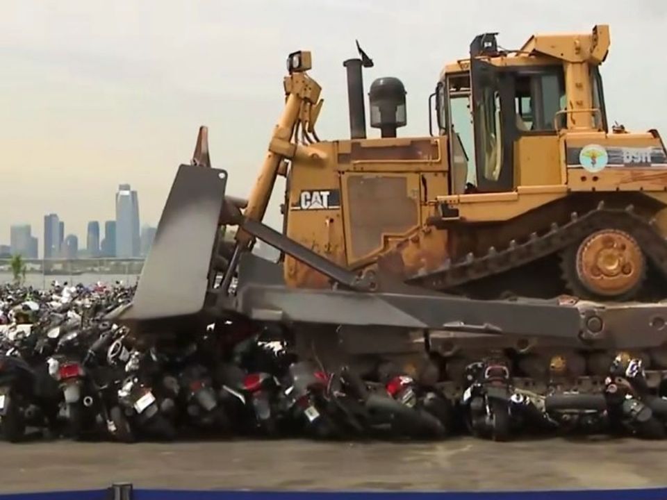 Motos ilegais foram destruídas por trator em Nova York