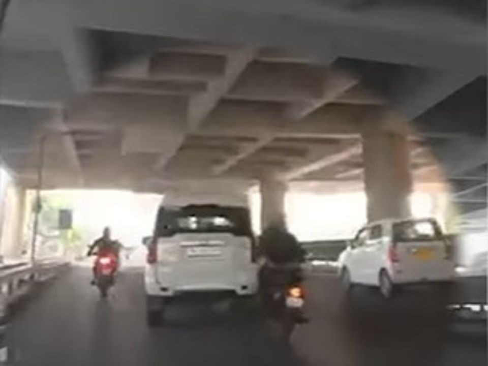 Motorista de SUV atropela deliberadamente motociclista na ndia
