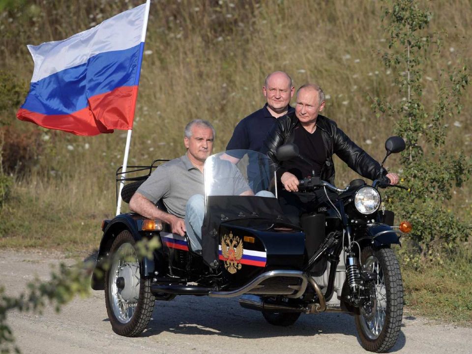 Vladimir Putin em passeio com os Night Wolves, em 2019