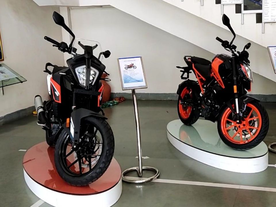 Motos KTM na fábrica da Bajaj em Chakan, na Índia