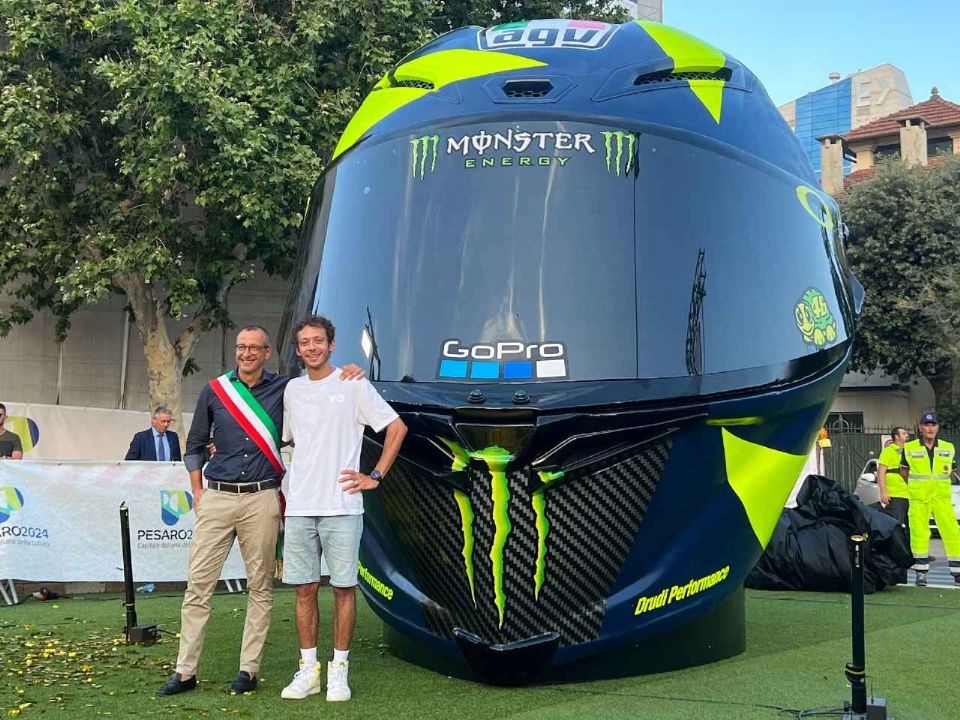 Valentino Rossi e o capacete de 400 kg em Pesaro, na Itlia. Ser o maior do mundo?