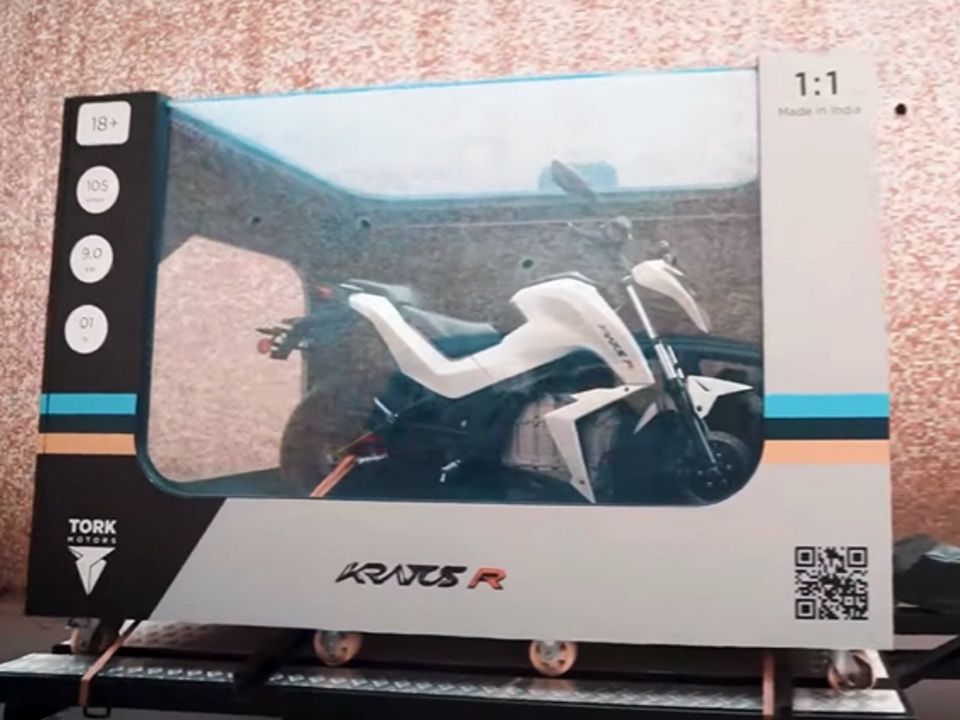 Não é brinquedo: moto elétrica é entregue em caixa estilizada