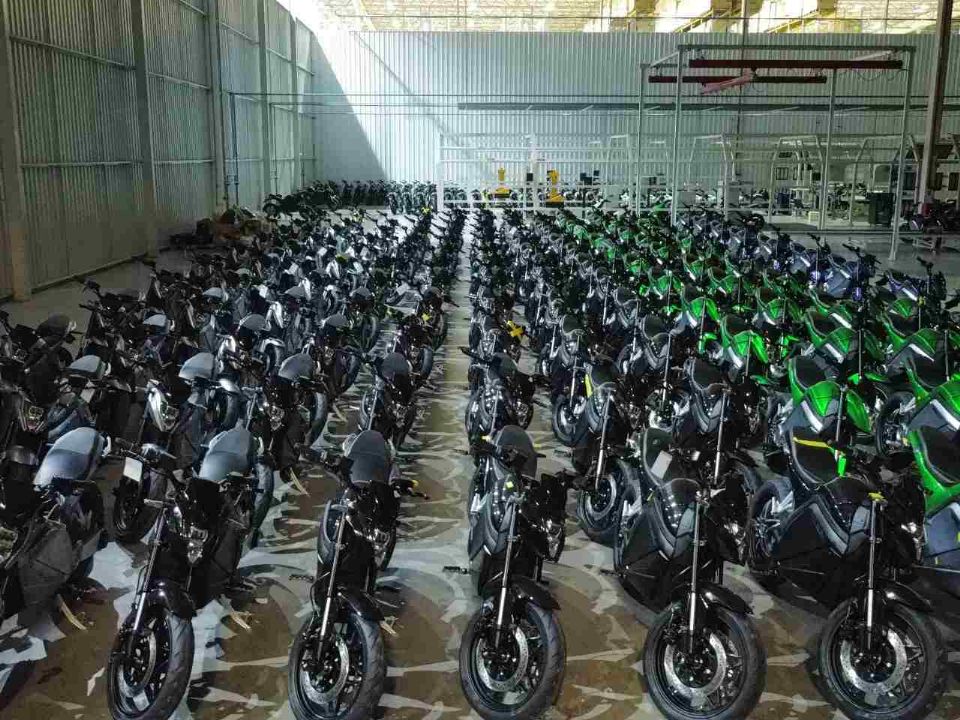 Fábrica da Voltz, em Manaus, com moto EVS