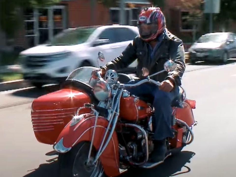 Jay Leno andando com a Indian Four 1940