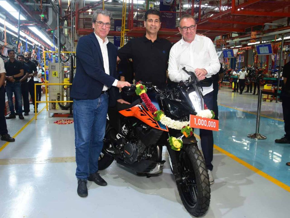 Ao centro, Rajiv Bajaj, CEO da Bajaj