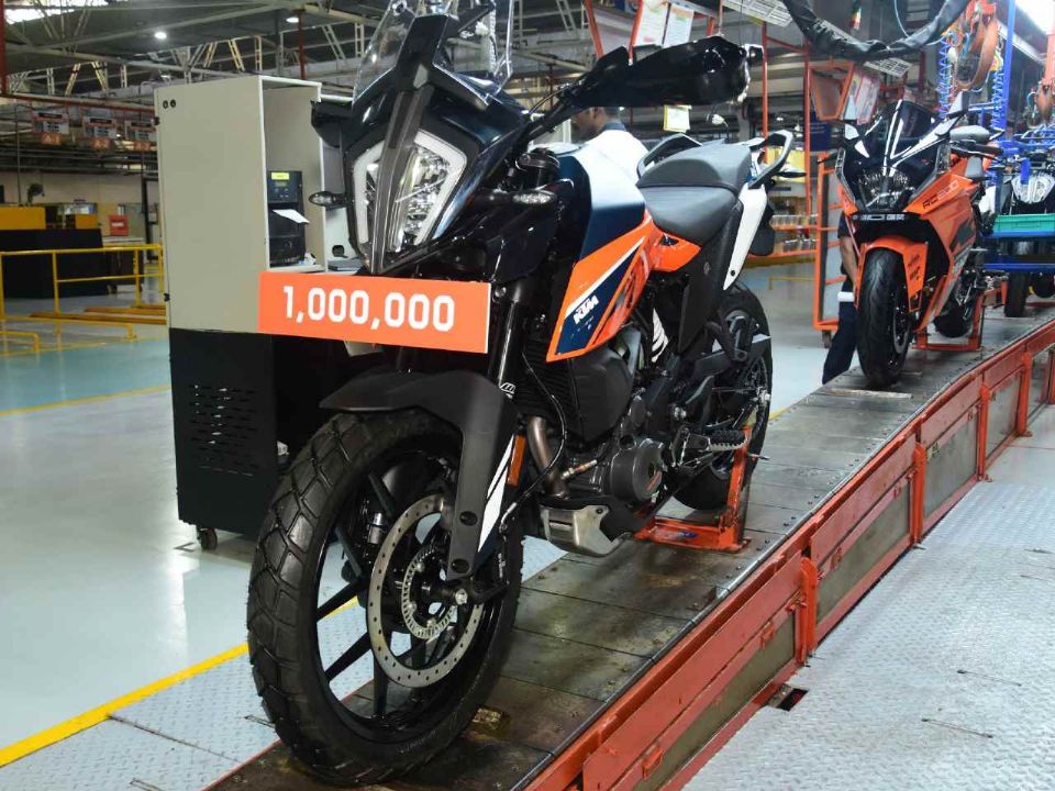 KTM atinge 1 milho de unidades produzidas com uma unidade da 390 Adventure produzida na fbrica da Bajaj, em Chakan, na ndia