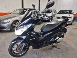 Honda PCX 150 2021 com apenas 320 km custa quase uma Yamaha YZF R-3 2016