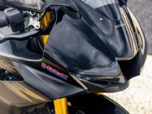 Moto Honda 2024 de mais de 200 cv fica 'black' no Brasil