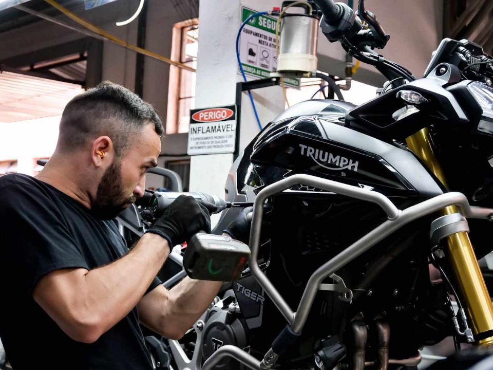 Linha de produção da fábrica Triumph Motorcycles Brasil - Manaus (AM)