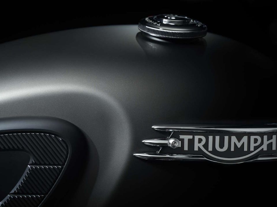 Triumph Bonneville T120 Black 2024 - 3/4 traseira